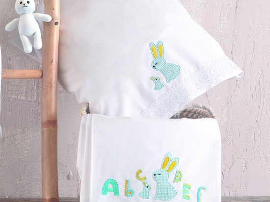 Miffy σετ βρεφικά βαμβακερά σεντόνια με κέντημα λαγουδάκια και μαξιλαροθήκη σε σιελ απόχρωση σετ τριών τεμαχίων 100x160 εκ