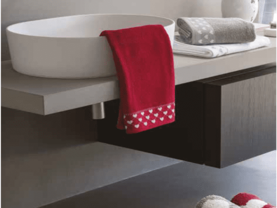 Amo la Casa Σετ Πετσέτες 3 Τεμαχίων Σχ.Heart Bath 3 Aποχρώσεις Και Διαστάσεις Λευκό, Κόκκινο, Γκρι