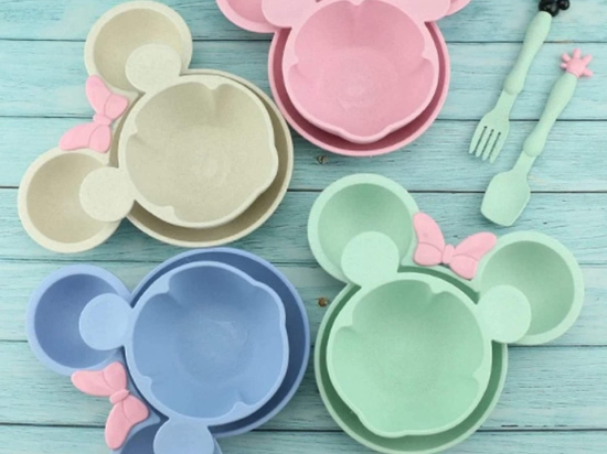 Σετ φαγητού Minnie  Σε 4 Χρώματα, με 2 πιάτα, κουτάλι και πιρούνι