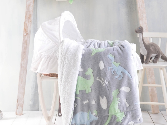 Dinoland βρεφική κουβέρτα flannel fleece με sherpa που φωσφορίζει στο σκοτάδι 80x110 εκ