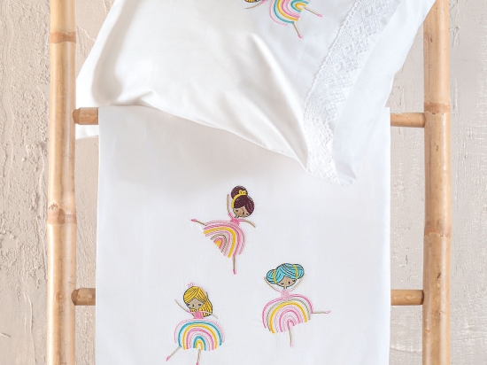 Rainbow Girls σετ βρεφικά βαμβακερά σεντόνια με πολύχρωμο κέντημα και μαξιλαροθήκη σε ροζ απόχρωση σετ τριών τεμαχίων 100x160 εκ