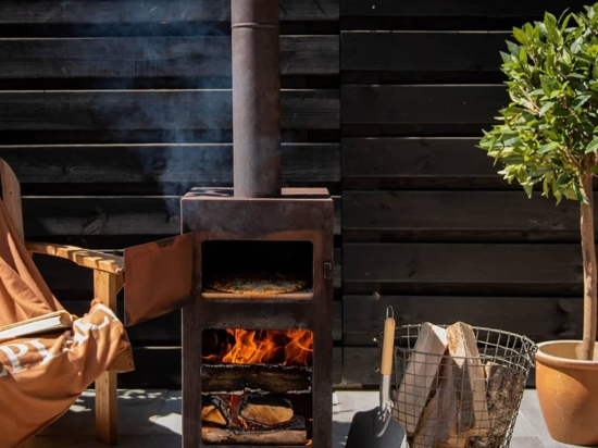 Esschert Design σόμπα εξωτερικού χώρου σε απόχρωση σκουριάς με σχάρα για ψήσιμο 39x39x137 εκ