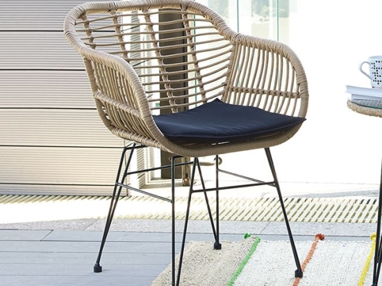 Salsa πολυθρόνα με μαύρο μεταλλικό σκελετό και wicker σε φυσική απόχρωση