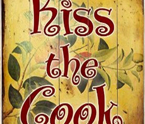 Ρετρό πίνακας χειροποίητος kiss the cook 20x30 εκ