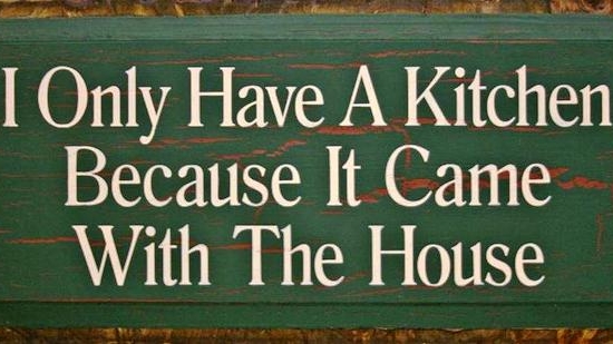 Ρετρό ξύλινος πίνακας χειροποίητος I only have a kitchen because it came with the house 26x13 εκ