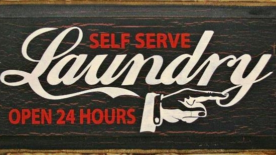 Ρετρό ξύλινος πίνακας χειροποίητος self serve laundry open 24 hours 26x13 εκ