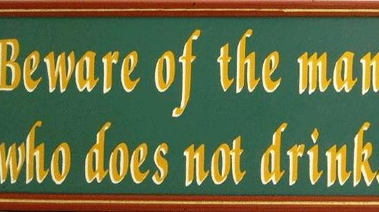 Vintage ξύλινος χειροποίητος πίνακας beware of the man who does not drink 26x13 εκ