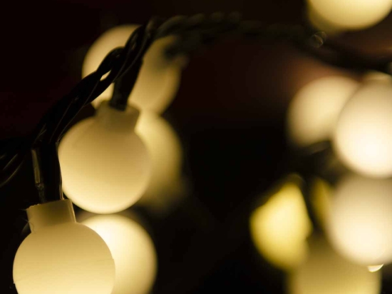 100 αδιάβροχα Led λαμπάκια caps IP44 σε επεκτεινόμενο πράσινο καλώδιο και θερμό λευκό φως 5.5μ