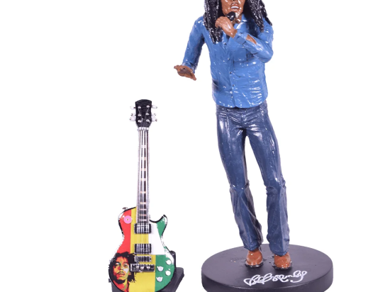 Φιγούρα Bob Marley από πολυεστέρα με ξύλινη χειροποίητη ηλεκτρική κιθάρα μινιατούρα 17 εκ 