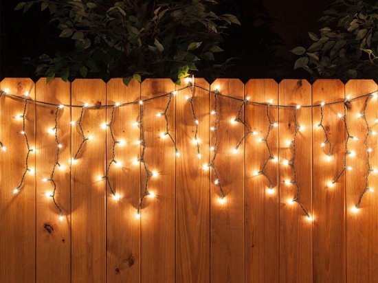 200 Led λαμπάκια IP44 σε ασύμμετρη κουρτίνα με πράσινο καλώδιο και θερμό λευκό φως 4x0.4μ