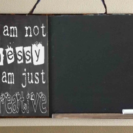 I am not messy I am just creative ξύλινος χειροποίητος μαυροπίνακας 38x26 εκ