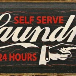 Ρετρό ξύλινος πίνακας χειροποίητος self serve laundry open 24 hours 26x13 εκ