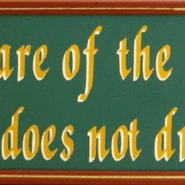 Vintage ξύλινος χειροποίητος πίνακας beware of the man who does not drink 26x13 εκ